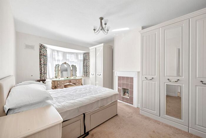 3 Bedroom End Of Terrace House For Sale In Castlewood Drive, London, SE9