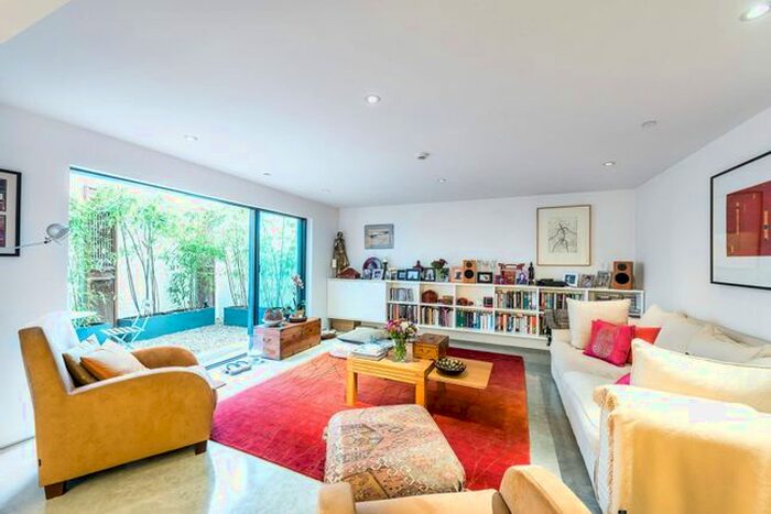 2 Bedroom Flat To Rent In St Georges Square, Pimlico, London, SW1V