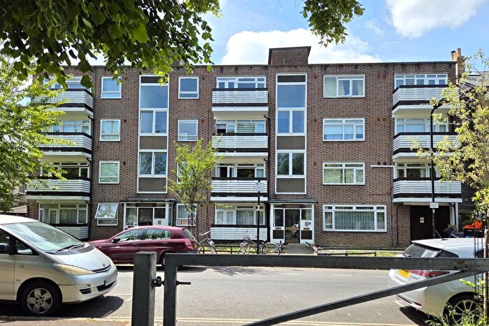 3 Bedroom Flat For Sale In Queen Elizabeths Walk, London, N16