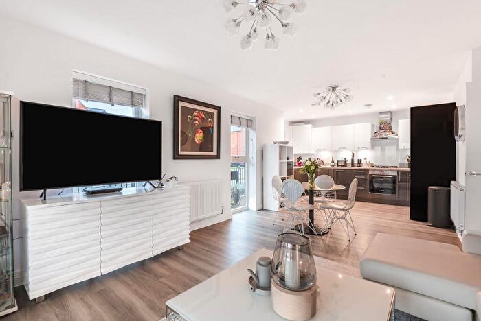 2 Bedroom Flat To Rent In Venta Drive, Winchester, SO22
