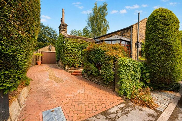 3 Bedroom Detached House For Sale In Woodhall Hills, The Hamlet, Calverley, LS28