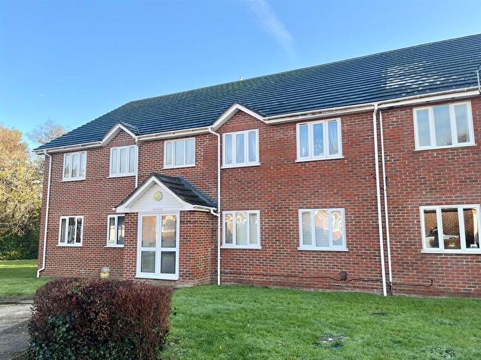 2 Bedroom Flat For Sale In Thornfield Green, Blackwater, Camberley, GU17