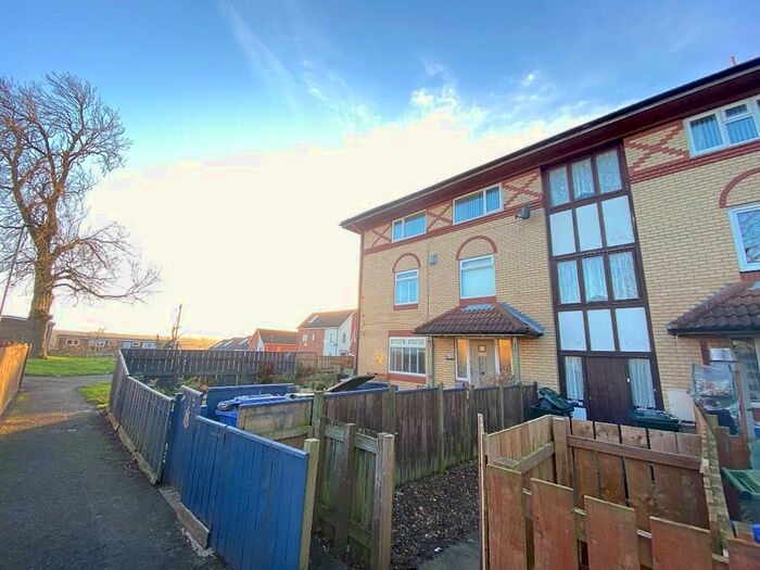 2 Bedroom Flat To Rent In Hallow Drive, Throckley, Newcastle Upon Tyne, NE15