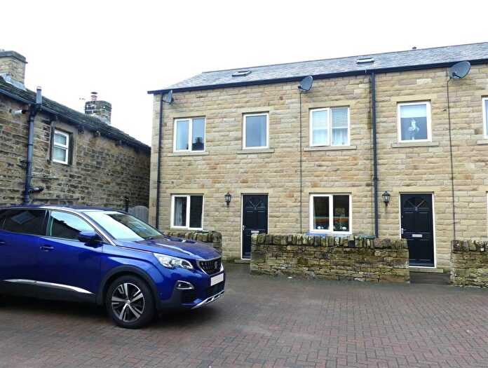 3 Bedroom Town House To Rent In Grouse Close, Silsden, BD20