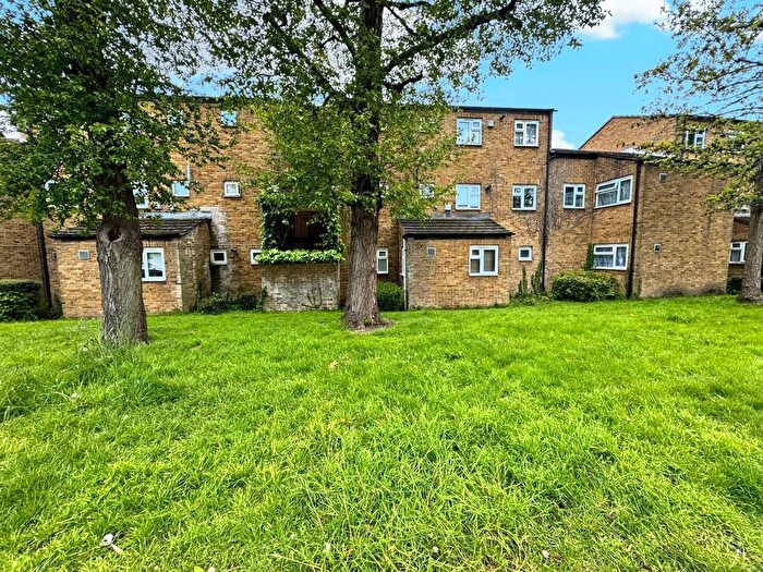 2 Bedroom Flat To Rent In Cobden Close, Uxbridge, Middlesex, UB8