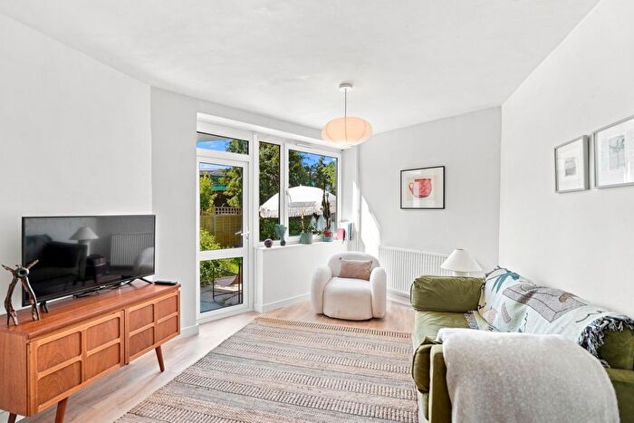 3 Bedroom Maisonette For Sale In Tanners Hill, Deptford, London, SE8