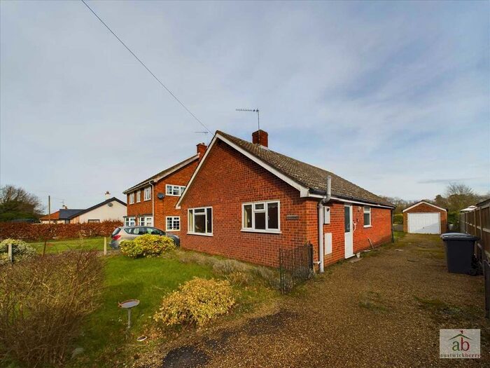 2 Bedroom Bungalow For Sale In Lewis Lane, Stutton, Ipswich, IP9