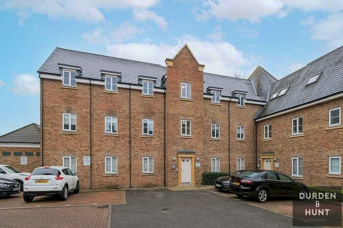 2 Bedroom Flat To Rent In College Close, Loughton, IG10
