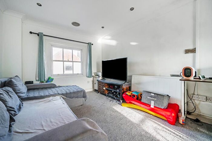 2 Bedroom Flat To Rent In Central Newbury, Berkshire, RG14