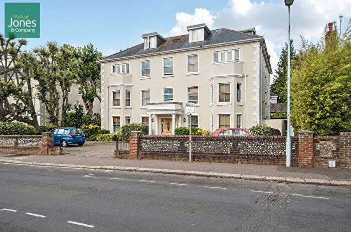 2 Bedroom Flat To Rent In Gratwicke Road, Worthing, West Sussex, BN11