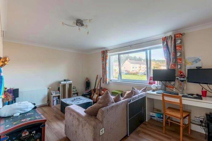 2 Bedroom Flat To Rent In Firrhill Drive, Edinburgh, EH13