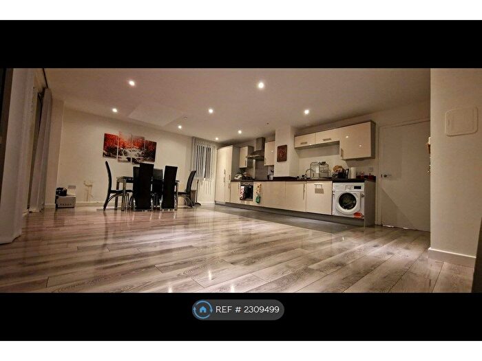 2 Bedroom Flat To Rent In Panoramic Tower, London, E14