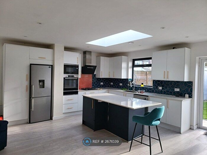 3 Bedroom Bungalow To Rent In Wynford Road, Bournemouth, BH9