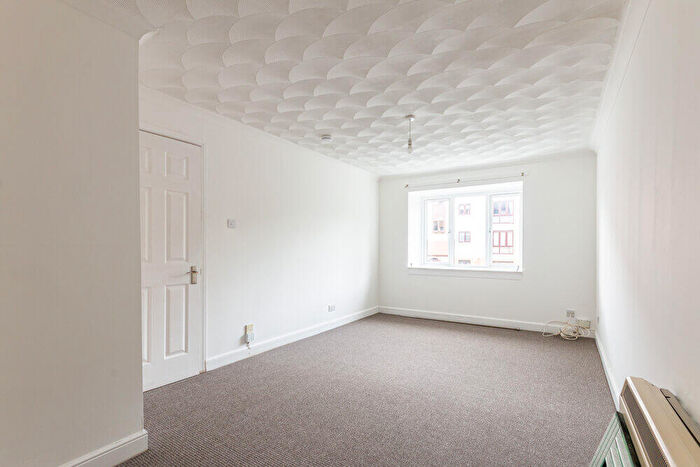 2 Bedroom Flat To Rent In L The Gallolee, Edinburgh, EH13