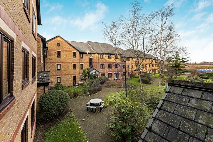 2 Bedroom Flat To Rent In Riverside Close, Clapton, E5