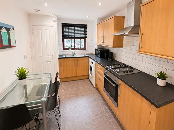 3 Bedroom Flat To Rent In Kelso Heights, Belle Vue Road, Hyde Park, Leeds, LS3