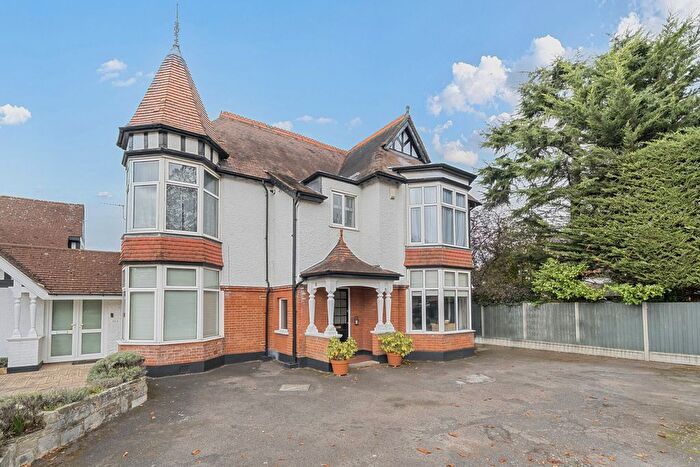 2 Bedroom Flat For Sale In Park Avenue, Bromley, Kent, BR1