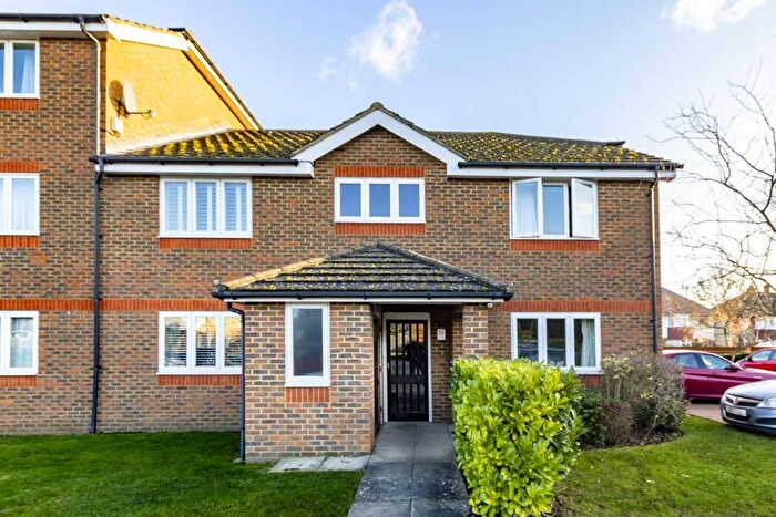 1 Bedroom Flat To Rent In Yeend Close, West Molesey, KT8