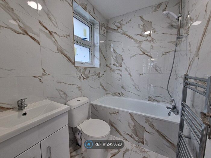 Studio To Rent In Hampden Road, London, N8