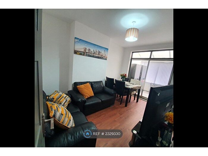 4 Bedroom Semi-Detached House To Rent In Bell Hill, Birmingham, B31