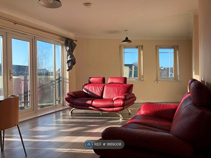 2 Bedroom Flat To Rent In Hulme, Manchester, M15