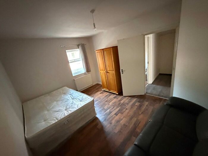 3 Bedroom Flat To Rent In Raven Row, London, E1