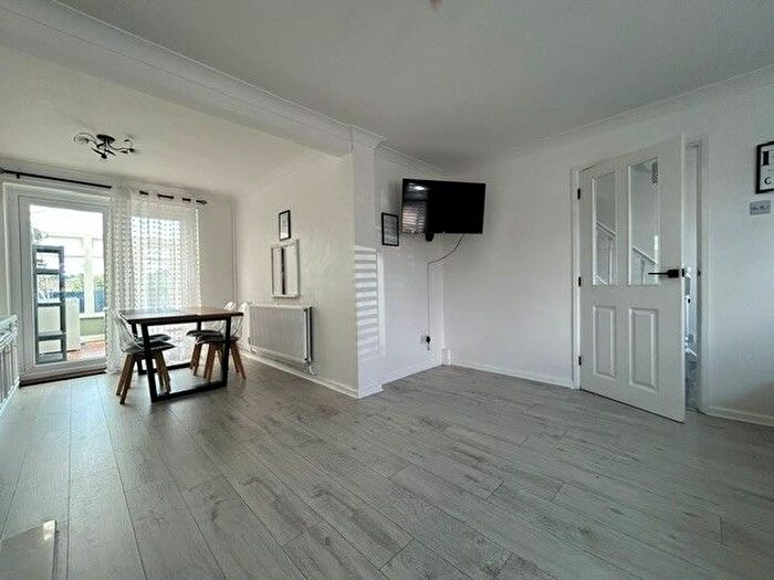 3 Bedroom Semi Detached House To Rent In Watermead Road, Luton, LU3