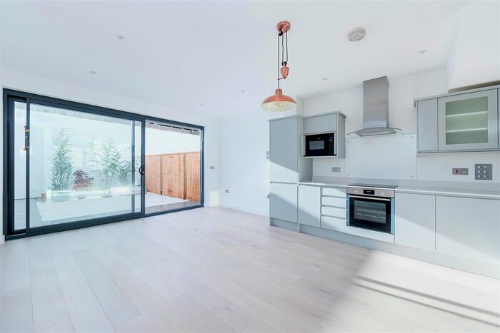 3 Bedroom Detached House To Rent In Willow Mews, Shepherds Bush, London, W12