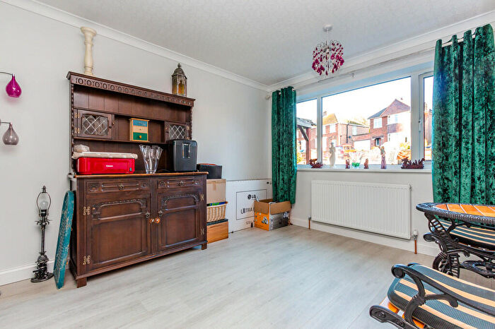 2 Bedroom Detached Bungalow For Sale In Hall Avenue, Rushden, NN10