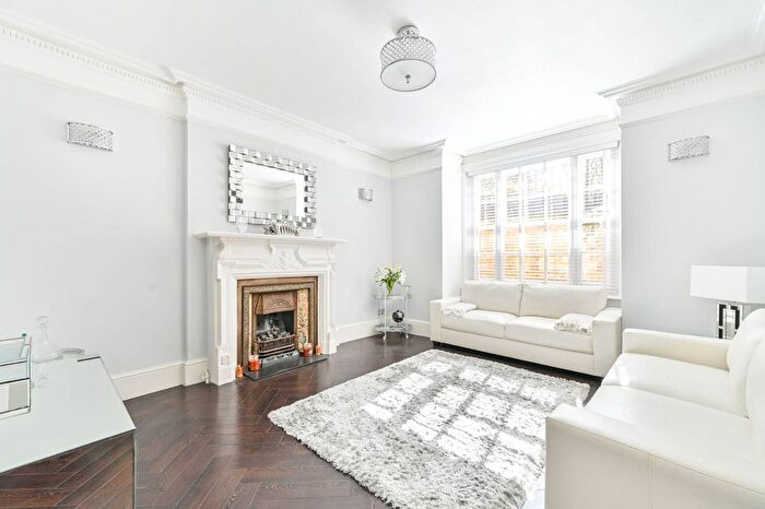 2 Bedroom Flat For Sale In Pitt Street, Kensington, London, W8