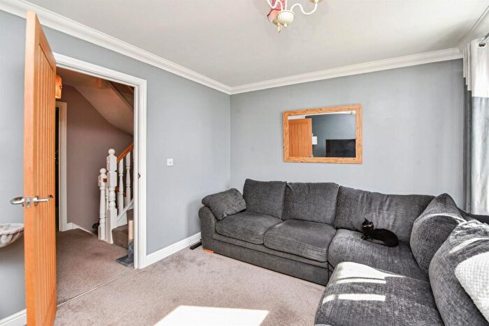 5 Bedroom End Of Terrace House For Sale In Middlefield Road, Chippenham, SN14