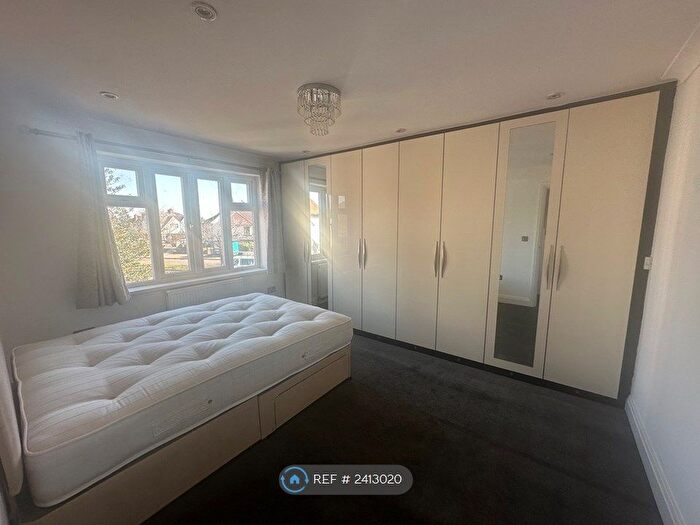 Studio To Rent In Imperial Drive, Harrow, HA2