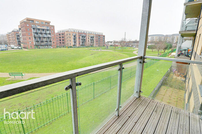 2 Bedroom Apartment To Rent In Cathedral Court - Romford -, RM7