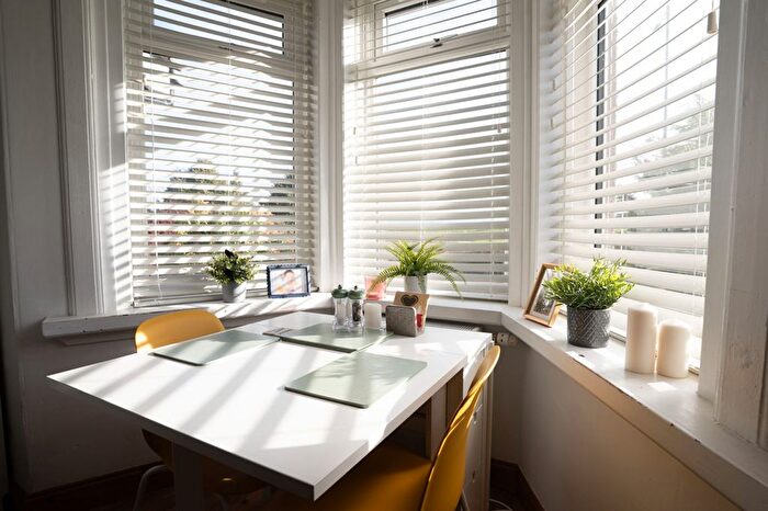 2 Bedroom Semi Detached Bungalow For Sale In Great North Road, Kelty, KY4