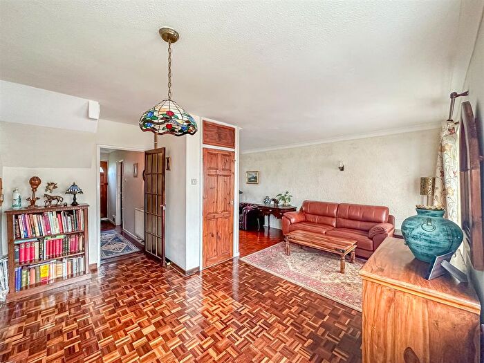 4 Bedroom Detached House For Sale In Upper Lambricks, Rayleigh, SS6