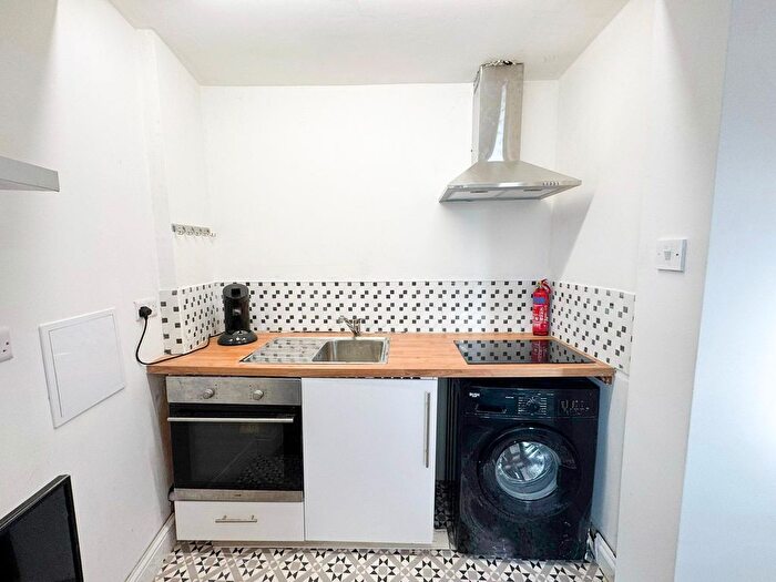 2 Bedroom Flat To Rent In Upminster Road South, Rainham, RM13