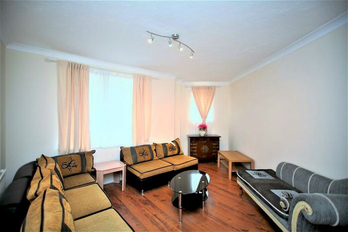 5 Bedroom House To Rent In Ashley Lane, Hendon, NW4