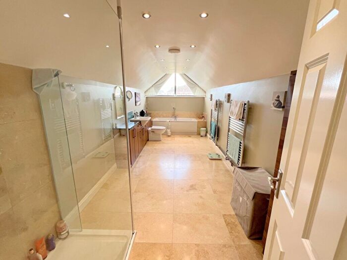 4 Bedroom Chalet For Sale In York Avenue, New Milton, Hampshire., BH25