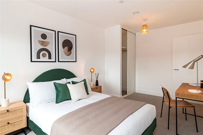 2 Bedroom Flat For Sale In Dock Road, Chatham, Kent, ME4