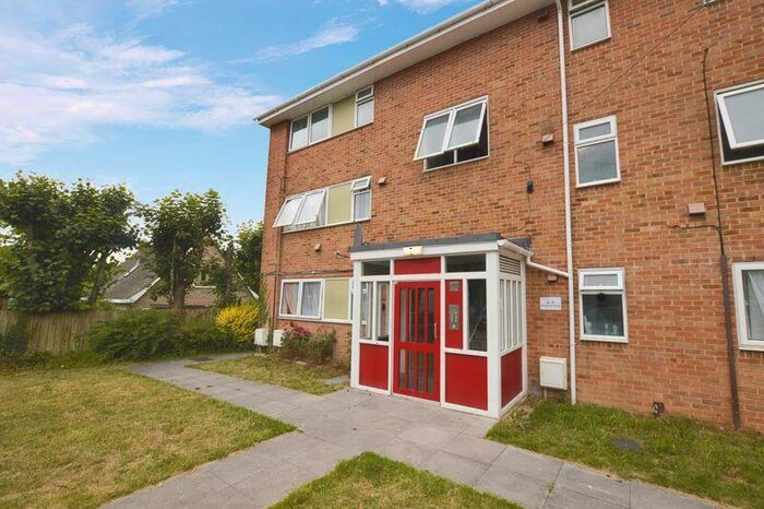 1 Bedroom Flat To Rent In Rougemont Close, Salisbury, SP1