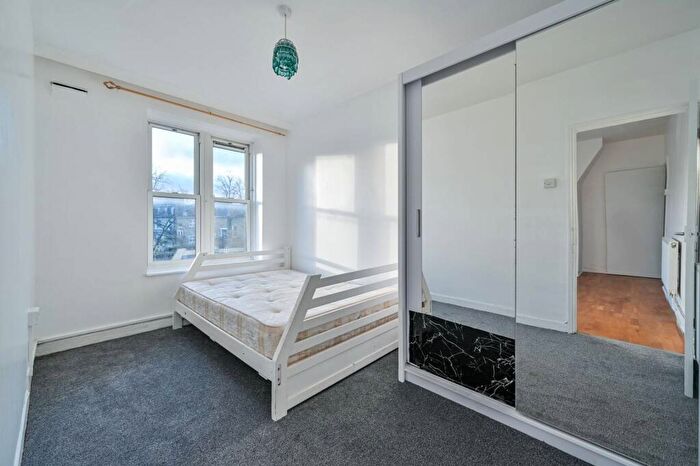 2 Bedroom Flat To Rent In Amhurst Road, Clapton, London, E8