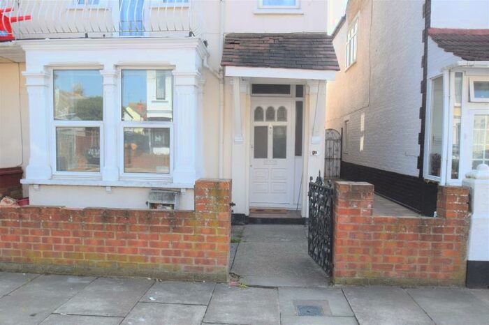 2 Bedroom Flat To Rent In Richmond Avenue Gff, Westcliff On Sea, Essex, SS0