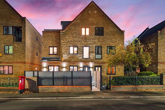 4 Bedroom Semi-detached House For Sale In Redriff Road, Surrey Quays, London, SE16