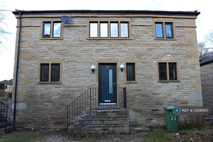 3 Bedroom Semi-Detached House To Rent In Stockwell Vale, Huddersfield, HD4
