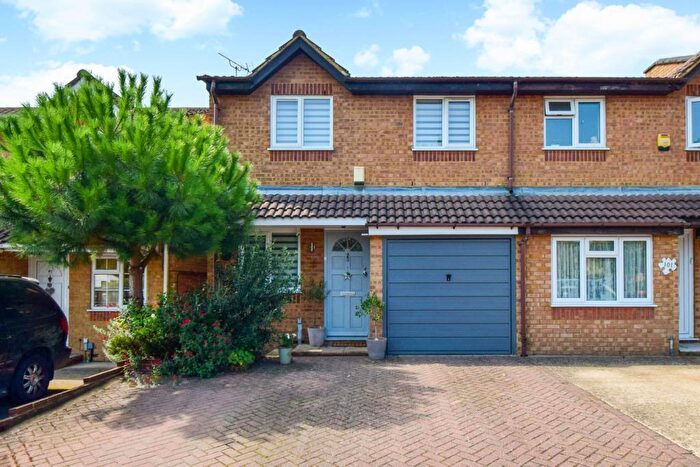 3 Bedroom End Of Terrace House For Sale In Lowestoft Drive, Cippenham, Berkshire, SL1