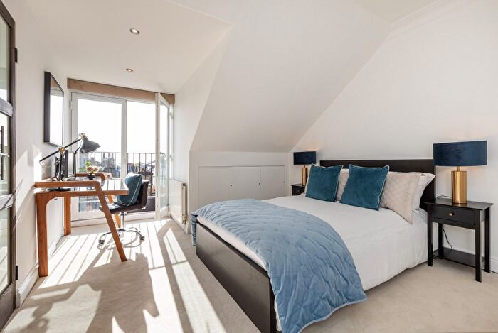 2 Bedroom Flat For Sale In Redcliffe Gardens, Chelsea, London, SW10
