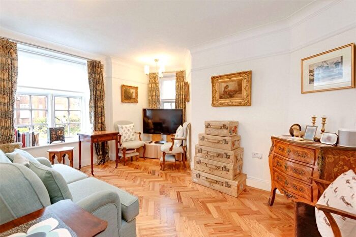 3 Bedroom Flat To Rent In Hampstead Way, London, NW11