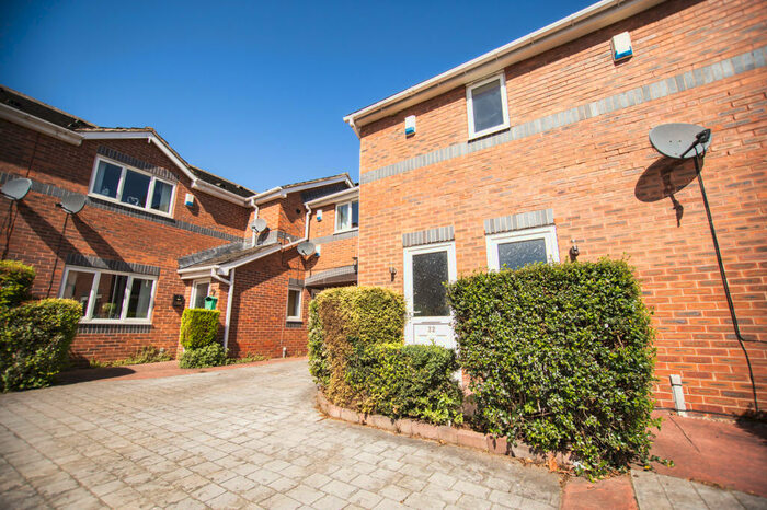 2 Bedroom Flat To Rent In Edwins Close, Barnsley, South Yorkshire, S71