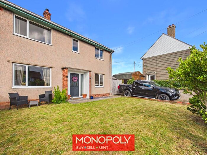 3 Bedroom Semi-Detached House For Sale In Maes Hafal, Gellifor, LL15