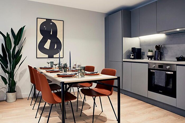 3 Bedroom Flat To Rent In Clyde Place, Glasgow, G5